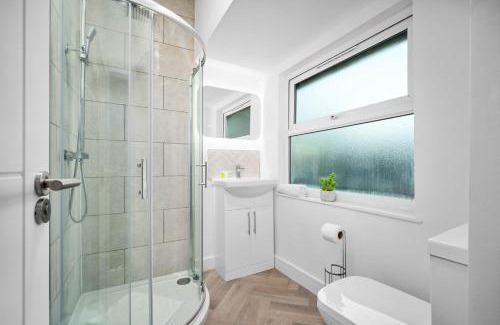King's Heath Apartment | Stylish One Bedroom - Fast WiFi - Netflix - On Street Parking 2BR