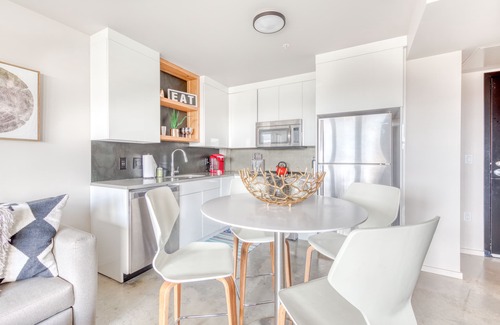 Uptown Condo | Stylish Q21 Condo with Amazing Views & Walkable NW Locale