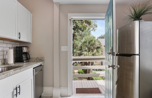 Metropolitan Apartment | Stylish Remodeled Starland Retreat, Near Starland Yard, Downtown, Food + SCAD!