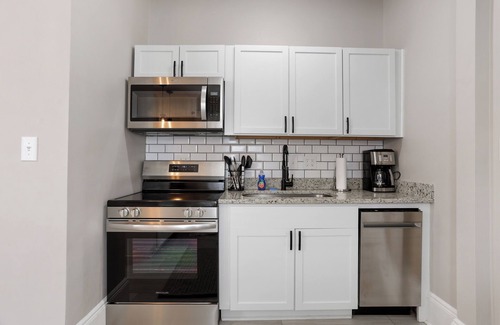 Metropolitan Apartment | Stylish Remodeled Starland Retreat, Near Starland Yard, Downtown, Food + SCAD!