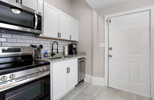 Metropolitan Apartment | Stylish Remodeled Starland Retreat, Near Starland Yard, Downtown, Food + SCAD!