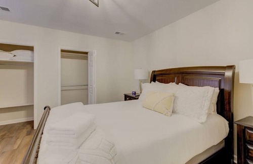 Columbia House | ✰ Stylish Renovated 1 BR ✰ Blocks from Lex Medical