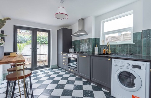 Nine Elms House | Stylish renovated Victorian house in London Zone 1 garden roof terrace