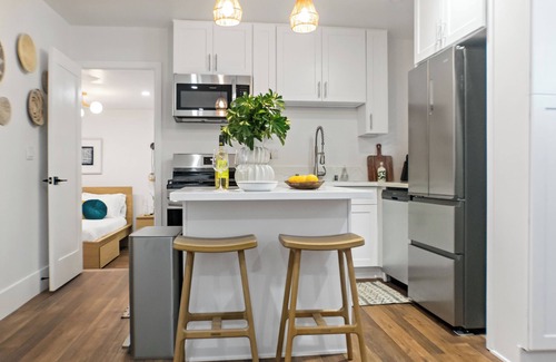 Willmore Apartment | Stylish Rental Near Downtown, Beach & Parks. Fast WiFi, Pet Friendly & Parking.
