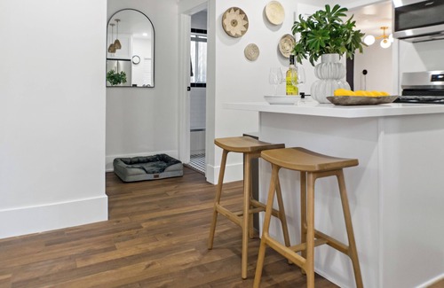 Willmore Apartment | Stylish Rental Near Downtown, Beach & Parks. Fast WiFi, Pet Friendly & Parking.