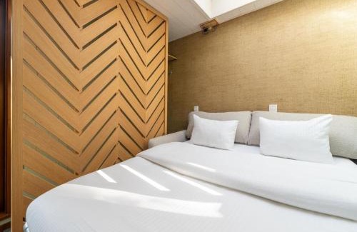 Maubray House | Stylish Retreat with Sauna