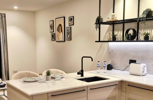 Lansbury Apartment | Stylish Riverside Balcony Flat Near Canary Wharf