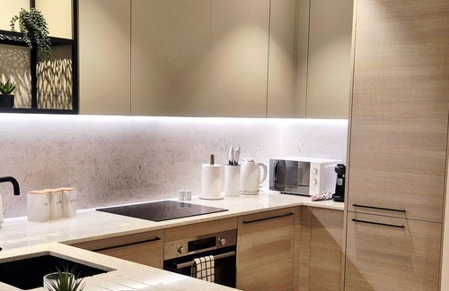 Lansbury Apartment | Stylish Riverside Balcony Flat Near Canary Wharf