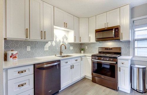 Mount Scott-Arleta House | Stylish SE Portland Getaway! Close to foodcarts, drinks, & more!