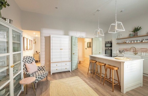 Bournemouth City Centre House | Stylish Shell House: BBQ, Walk to Beach & Town