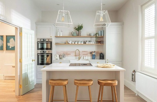 Bournemouth City Centre House | Stylish Shell House: BBQ, Walk to Beach & Town