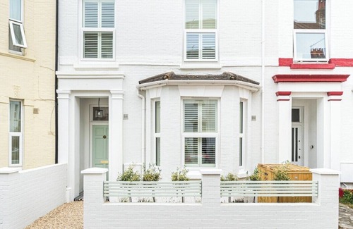 Bournemouth City Centre House | Stylish Shell House: BBQ, Walk to Beach & Town