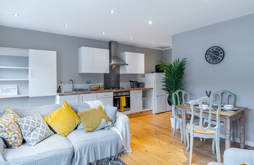Ravenscourt Park Apartment | Stylish Shepherds Bush Flat