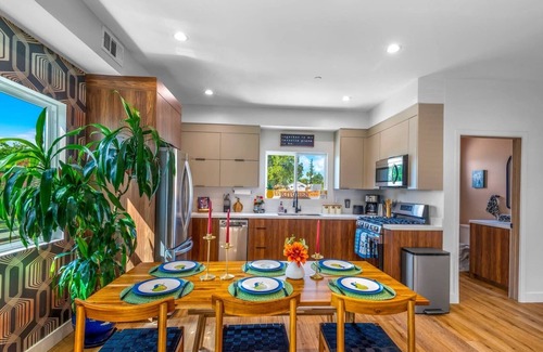 Sherman Oaks House | Stylish Sherman Oaks Townhouse W/2 Master Suites + 3rd room with full bathroom