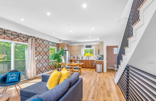 Sherman Oaks House | Stylish Sherman Oaks Townhouse W/2 Master Suites + 3rd room with full bathroom