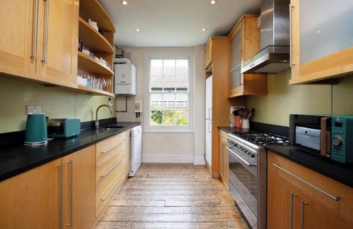 St Luke's Apartment | "Stylish Shoreditch Townhouse: Light-Filled, Vibrant Design, Central Location