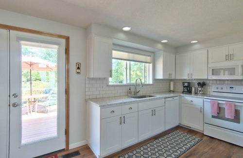 McMinnville House | Stylish Single Level Wine Escape