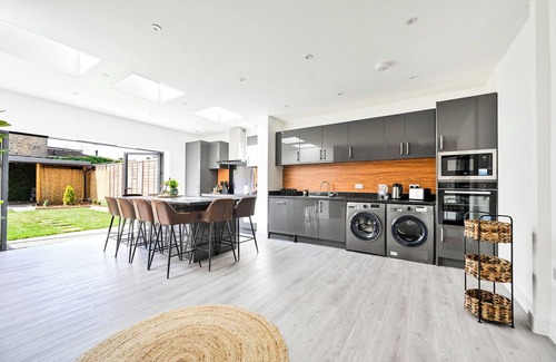East Ham South House | Stylish & Spacious 4BR Home