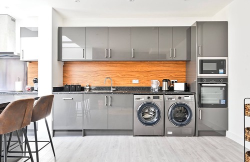 East Ham South House | Stylish & Spacious 4BR Home