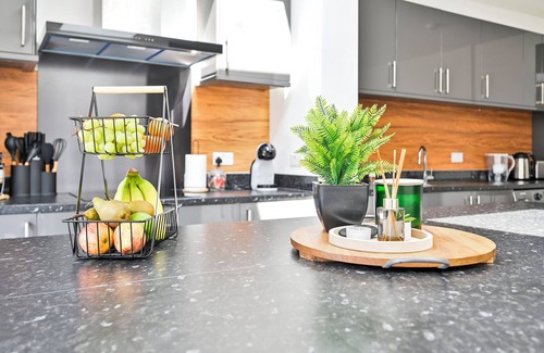 East Ham South House | Stylish & Spacious 4BR Home