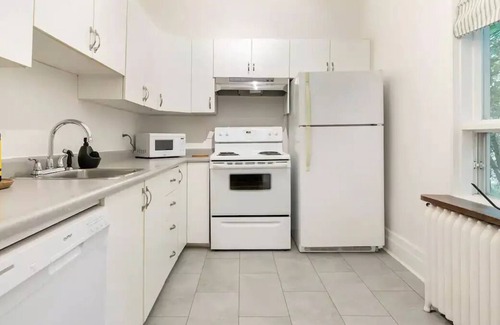 De Lorimier Apartment | Stylish, Spacious and Cozy with Private Parking