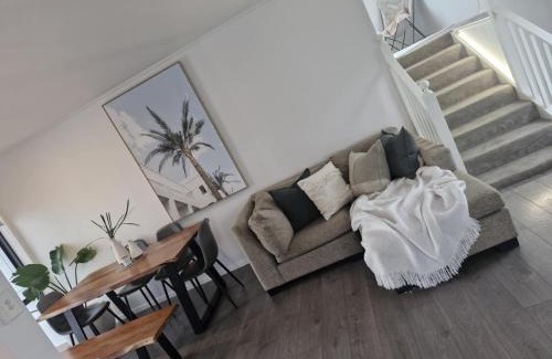 Mount Maunganui House | Stylish, spacious, Central with pool