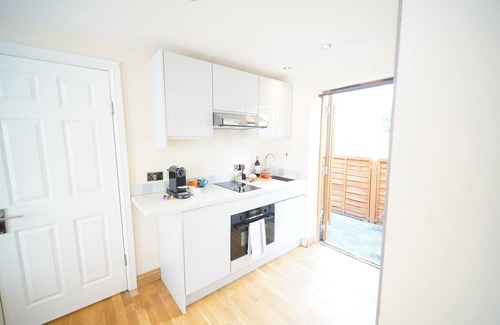 Saintbury House | Stylish Stratford-upon-Avon Stay -Sleeps 6 - Secure Gated Parking