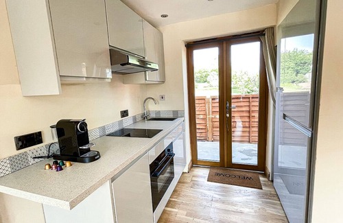Saintbury House | Stylish Stratford-upon-Avon Stay -Sleeps 6 - Secure Gated Parking