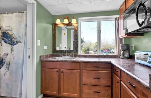 Wrightsville Beach Condo | Stylish Studio Near Wrightsville Beach | Pool, Elevator, Walk to Dining