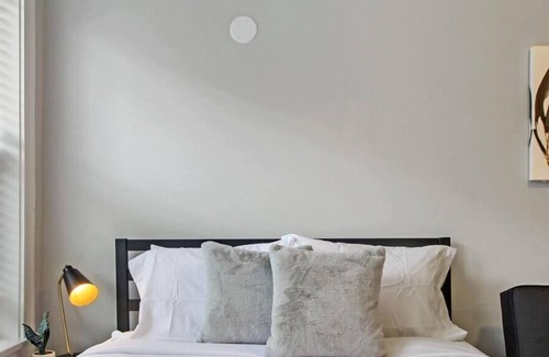 Chicago Apartment | Stylish Studio Apartment in Portage Park