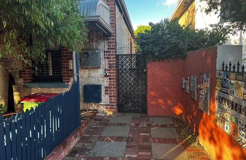 South Fremantle House | Stylish Studio on South terrace. 2 Minute walk to the beach.