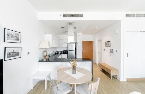 Al Bandar Apartment | Stylish Studio in Al Barza hosted by Voyage