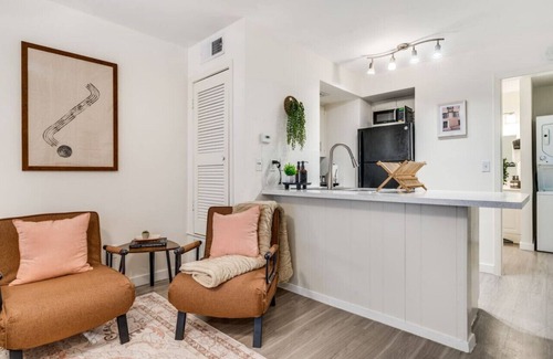 Allandale Apartment | Stylish Studio in Allandale | 10 mins to Downtown.
