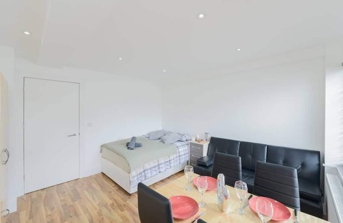 South Bermondsey Apartment | Stylish Studio Retreat in Trendy Bermondsey