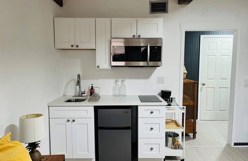 New Port Richey Apartment | Stylish studio/3 min Downtown New Port Richey.