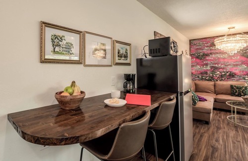 Prescott Hotel | Stylish Studio w/Kitchen – Cook & Stay In