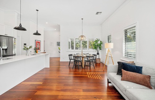 Bayswater House | Stylish Suburban Getaway: Spacious & BBQ in Bayswater
