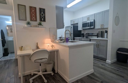 Dallas Apartment | Stylish Suite | 10 Mins to DT | Pool, Gym, Parking