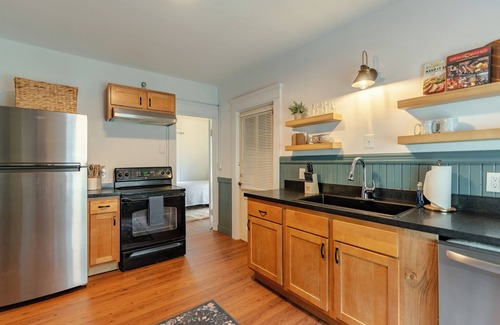 Eastside Apartment | Stylish Syracuse 2nd fl 3 Bedroom in hip Westcott near SU, restaurants, coffee