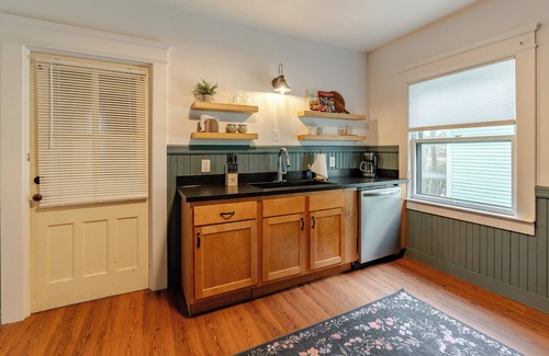 Eastside Apartment | Stylish Syracuse 2nd fl 3 Bedroom in hip Westcott near SU, restaurants, coffee