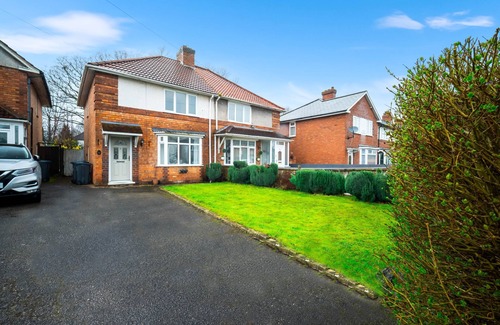 Hall Green House | Stylish Three Bedroom Retreat with Garden