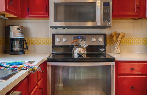 Northeast Santa Fe House | Stylish Townhome in the Heart of SF -Walk to Galleries & Plaza - Pool/Hot Tub