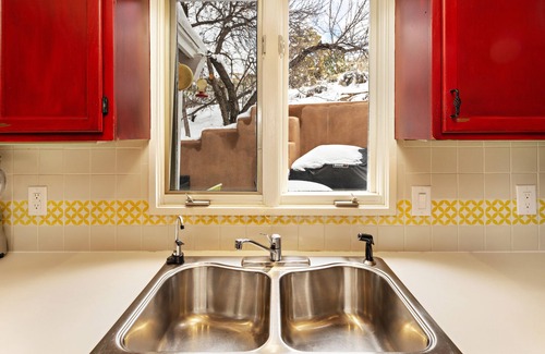 Northeast Santa Fe House | Stylish Townhome in the Heart of SF -Walk to Galleries & Plaza - Pool/Hot Tub