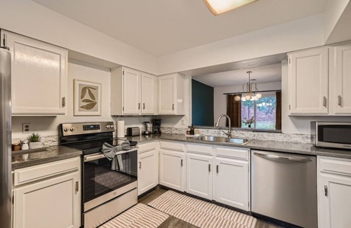 South Westminster House | Stylish Townhouse Retreat - 15 min to DT