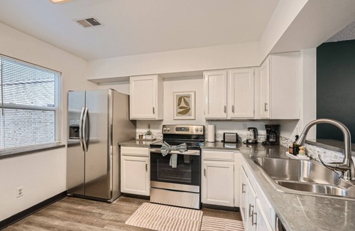 South Westminster House | Stylish Townhouse Retreat - 15 min to DT