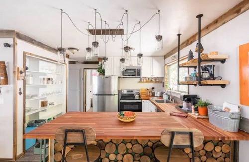 Arnold Cabin | Stylish Treetop Cabin with Jacuzzi & Sauna in the Arnold Woods