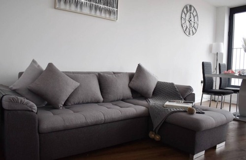 Brentwood Condo | Stylish two bed in Brentwood