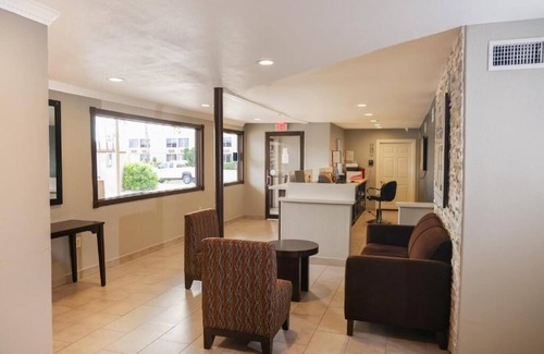 McAllen Hotel | Stylish Unit Close To Mall - Outdoor Pool, Pets Welcome, Free Parking