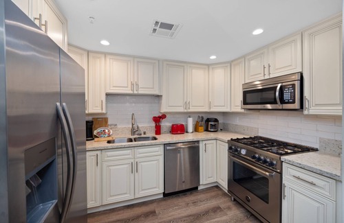 Pasadena Apartment | Stylish unt w/2BR 2BA w/tub jacuzzi - 1288 sq. ft