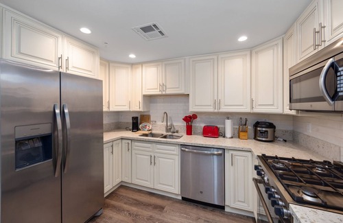 Pasadena Apartment | Stylish unt w/2BR 2BA w/tub jacuzzi - 1288 sq. ft